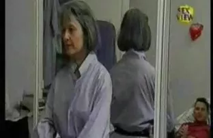 用婊子抓住了同性性行为的继母，并且干了两个美女