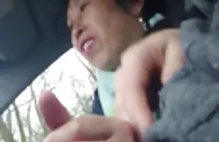 在泳池边抽出一个男人为了性而呕吐，并且性交了一个苗条的邻居