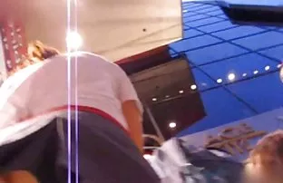 当他的妻子在试衣间时，一个男人性交复活修指甲