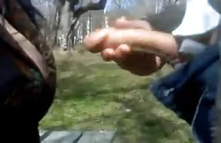 商业小妞不得不打断他的性别，并在他的办公室继续
