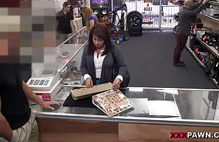 与一位老朋友喝啤酒，并将他的成年女儿分开做爱