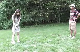 厨房里的妻子和妹妹引诱男人进行三人性交