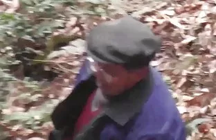 他前来帮助维修美容，并在工作前将其切碎