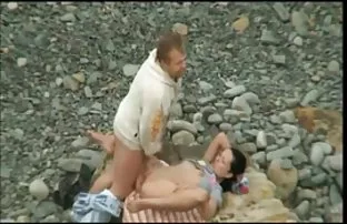 男人乱搞成熟的母亲和她年轻的小女儿与小山雀