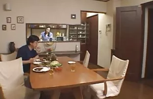勇敢的金发女郎立即同意与两个伙伴在所有洞中发生性关系