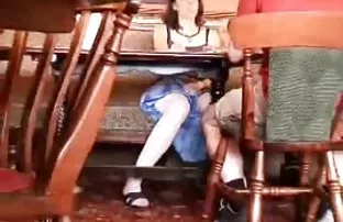 三个性感的女孩他妈的与拳击台的教练