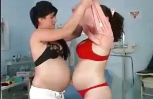 池边的两个女同性恋者指着他们的小猫